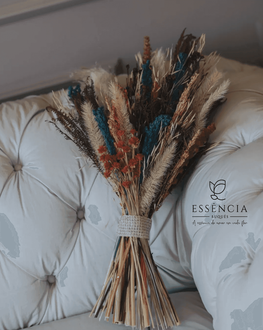 Buquê de flores desidratadas em tons azuis e palha com folhagem e fita decorativa, ideal para casamento civil.