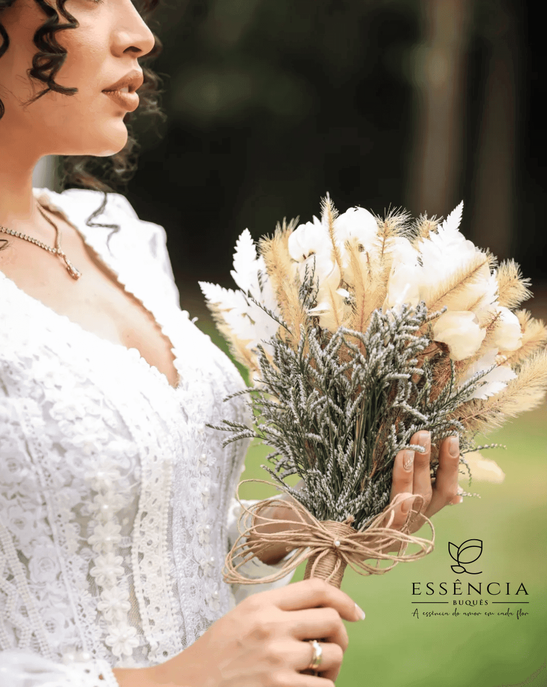 Buquê de flores desidratadas em tons brancos e palha com folhagem e fita decorativa, ideal para casamento civil.
