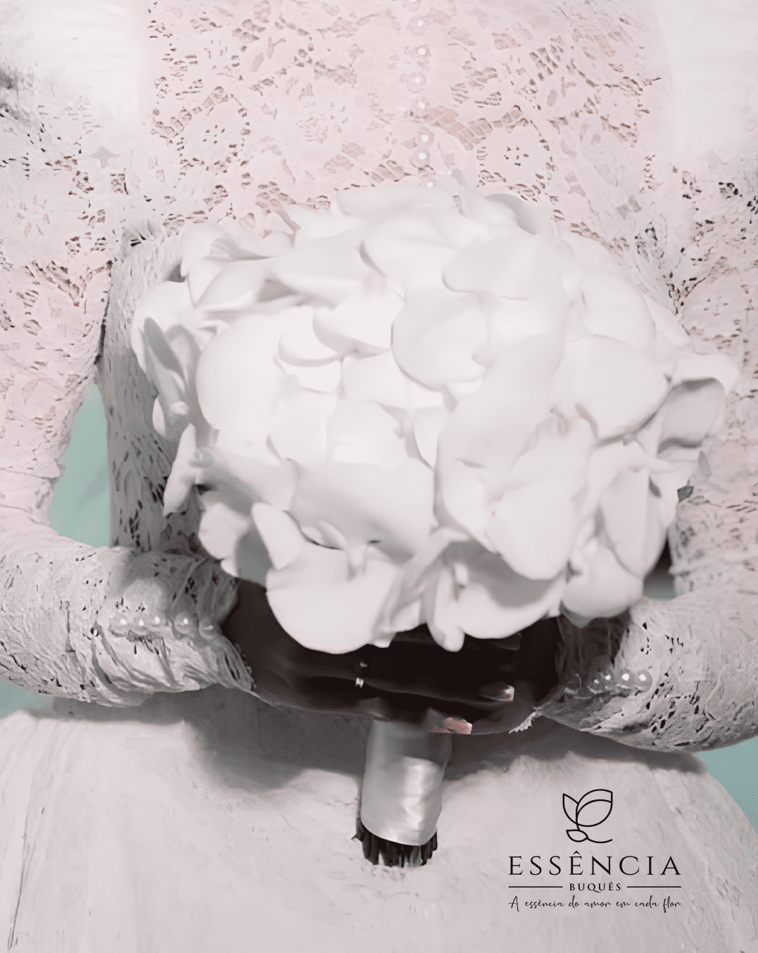 Buquê de Orquídea branca com folhagem e fita decorativa, ideal para casamento civil.