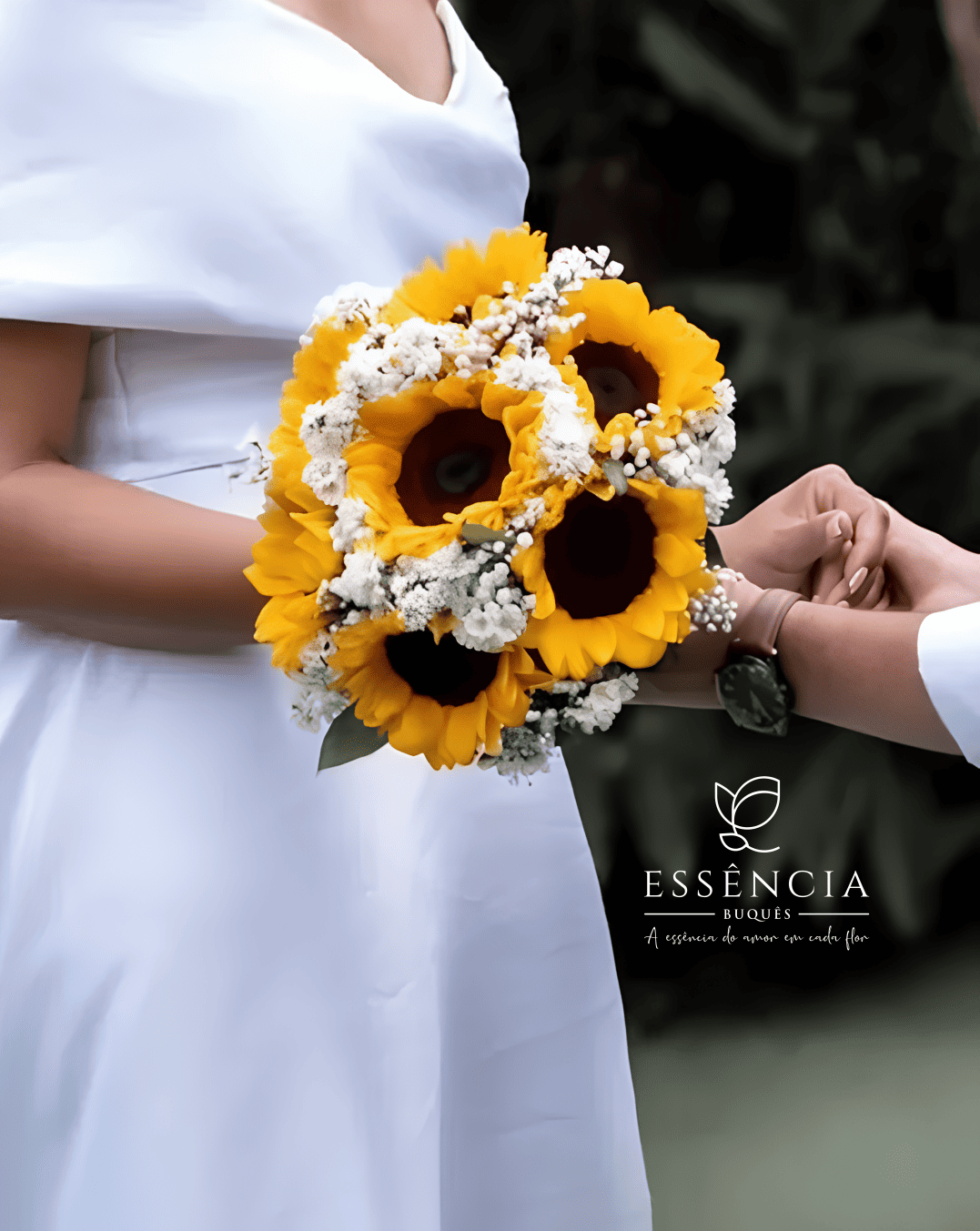 Buquê de girassol amarelo com folhagem e fita decorativa, ideal para casamento civil e religioso.