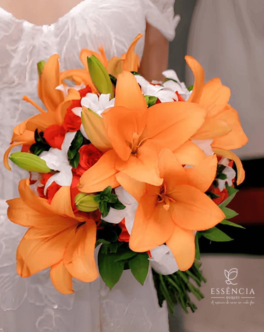 Buquê de Lírios laranjas com folhagem e fita decorativa, ideal para casamento civil.
