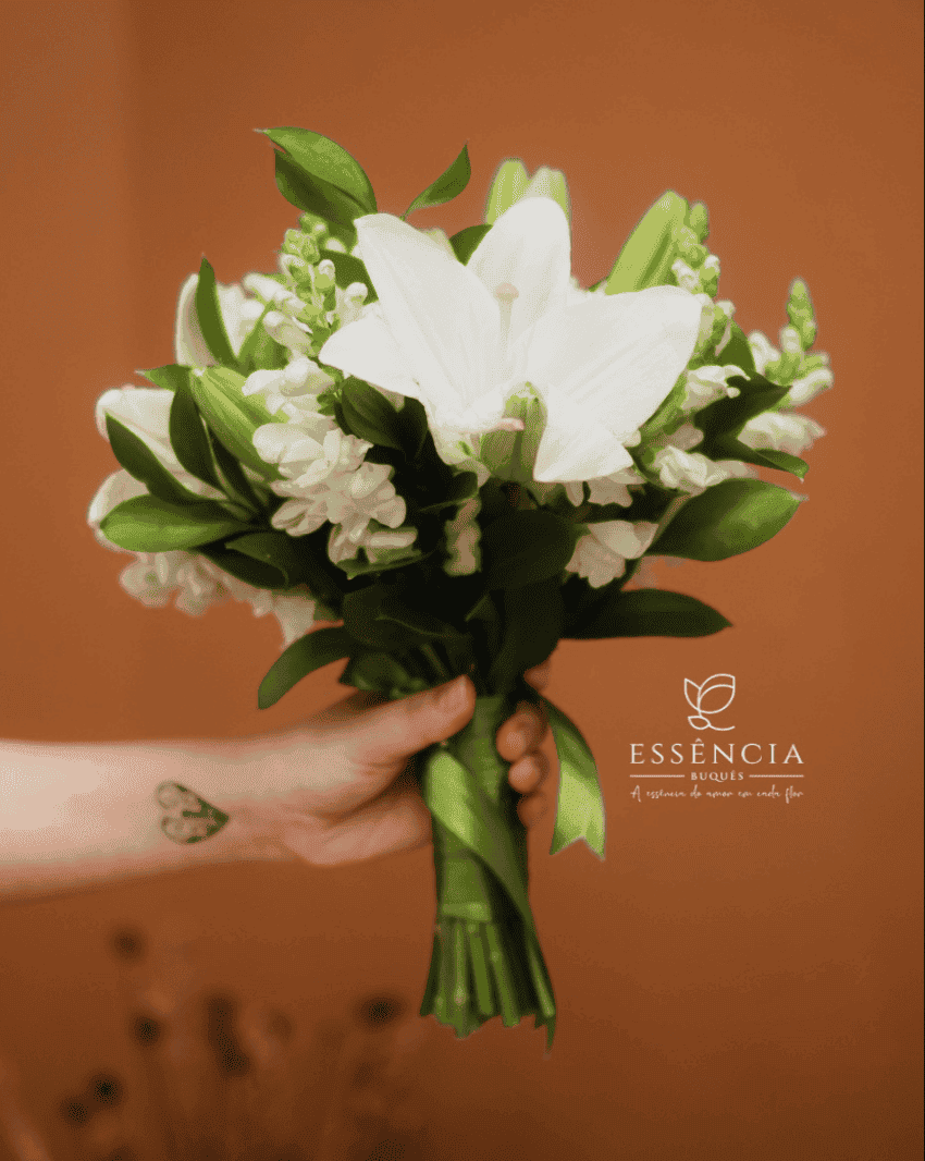 Buquê de Lírios brancos com folhagem e fita decorativa, ideal para casamento civil.
