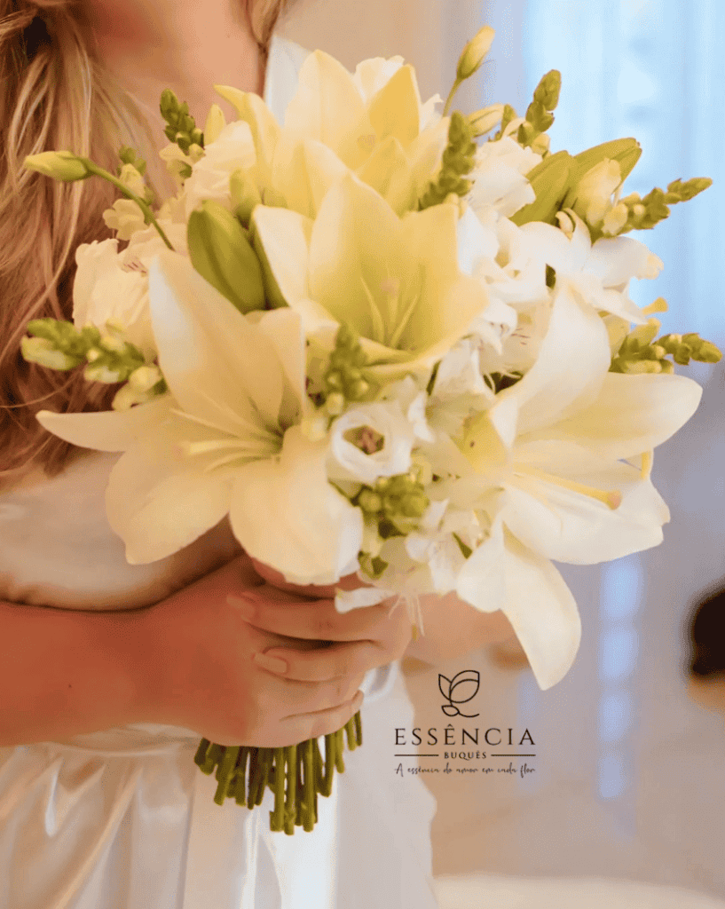 Buquê de Lírios brancos com folhagem e fita decorativa, ideal para casamento civil.