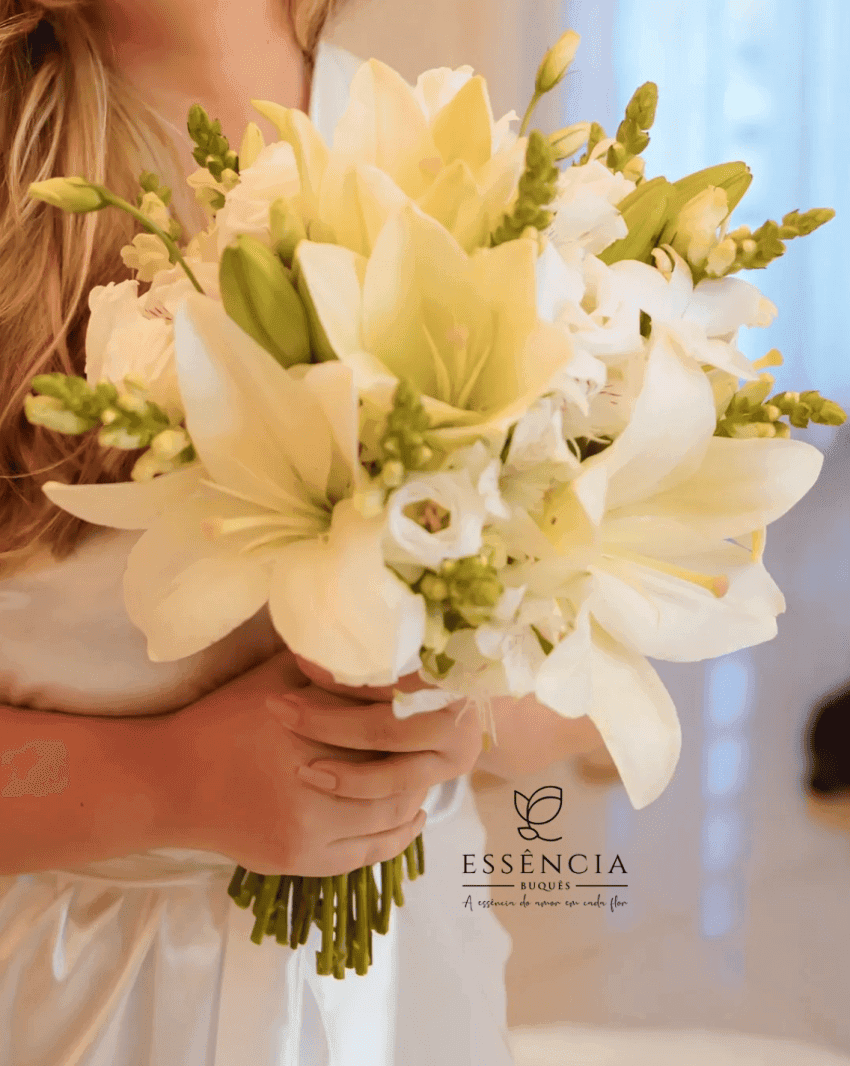 Buquê de Lírios brancos com folhagem e fita decorativa, ideal para casamento civil.