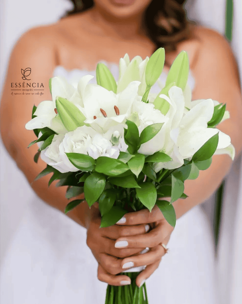 Buquê de Lírios brancos com folhagem e fita decorativa, ideal para casamento civil.