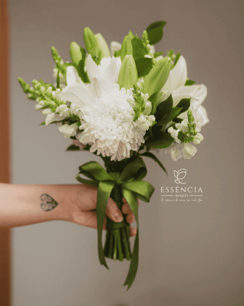 Buquê de Lírios brancos com folhagem e fita decorativa, ideal para casamento civil.