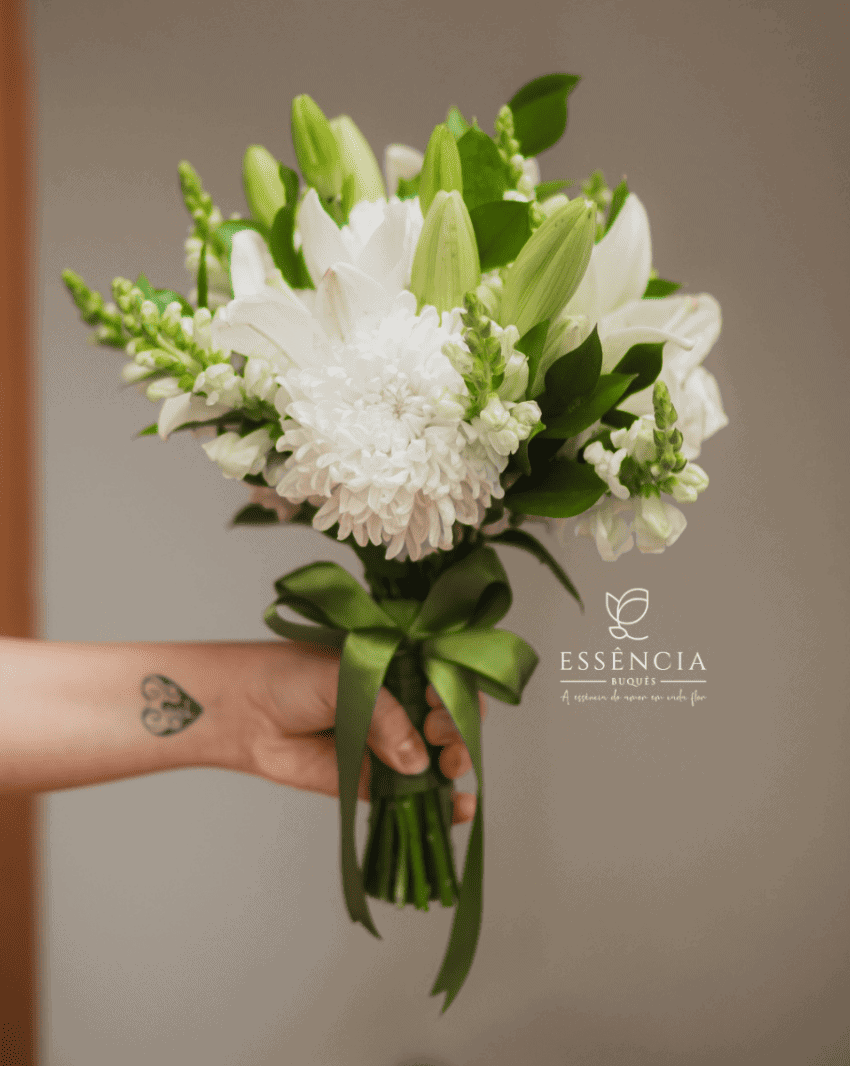 Buquê de Lírios brancos com folhagem e fita decorativa, ideal para casamento civil.