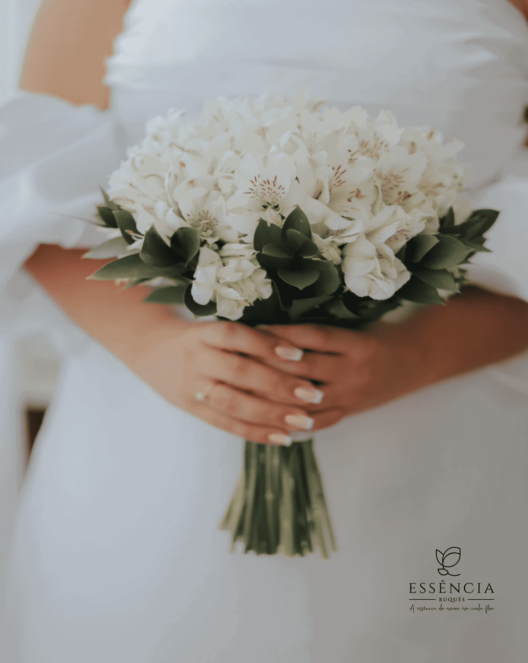 Buquê de Astromélia Branca com folhagem e fita decorativa, ideal para casamento civil.