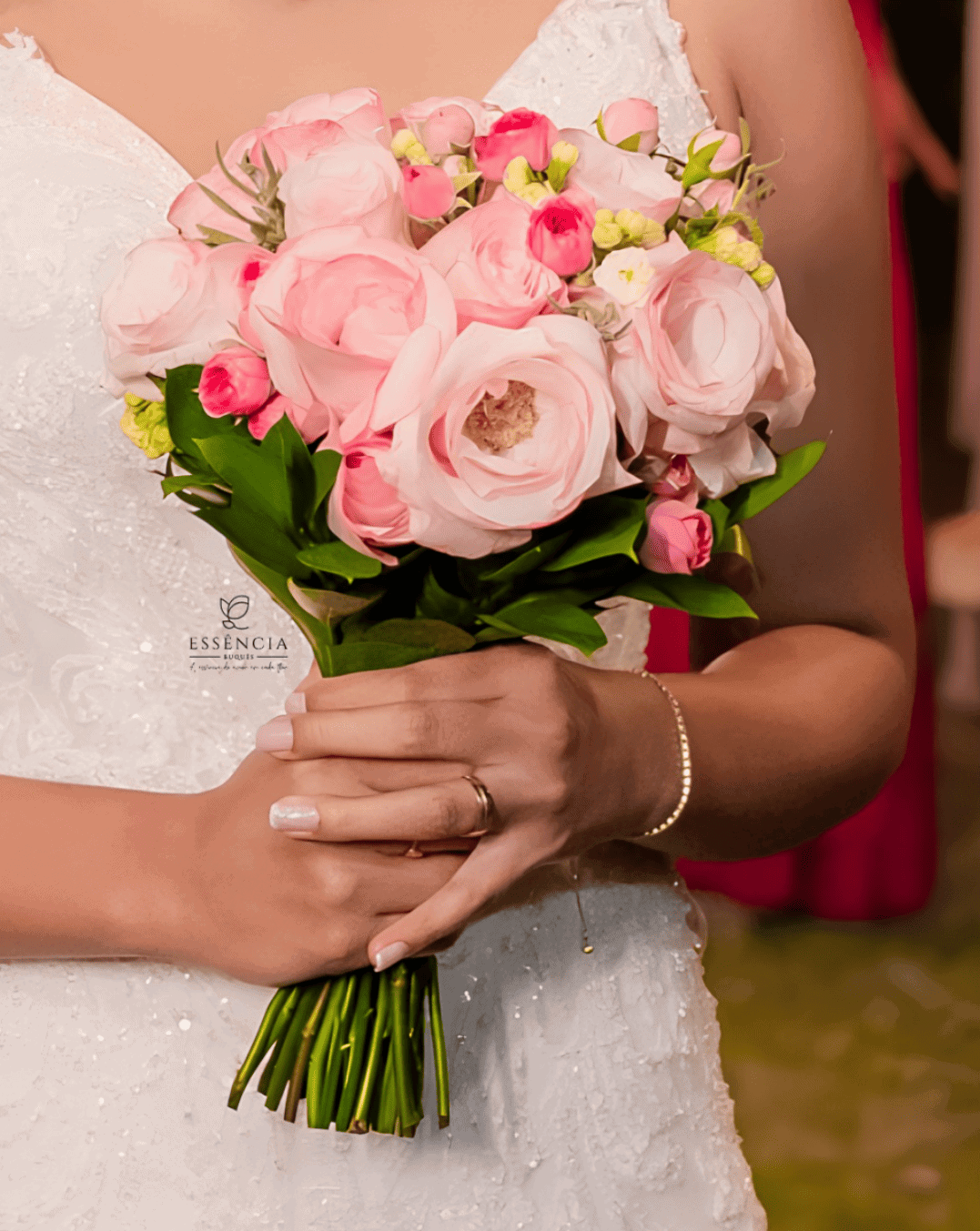 Buquê de rosas cor rosa com folhagem e fita decorativa, ideal para casamento civil.