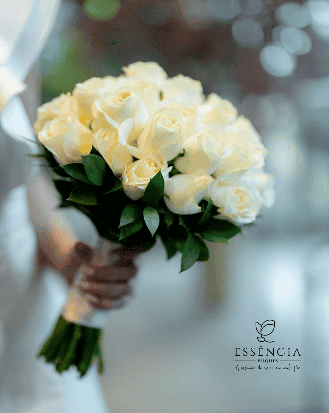 Buquê de rosas brancas com folhagem e fita decorativa, ideal para casamento civil.