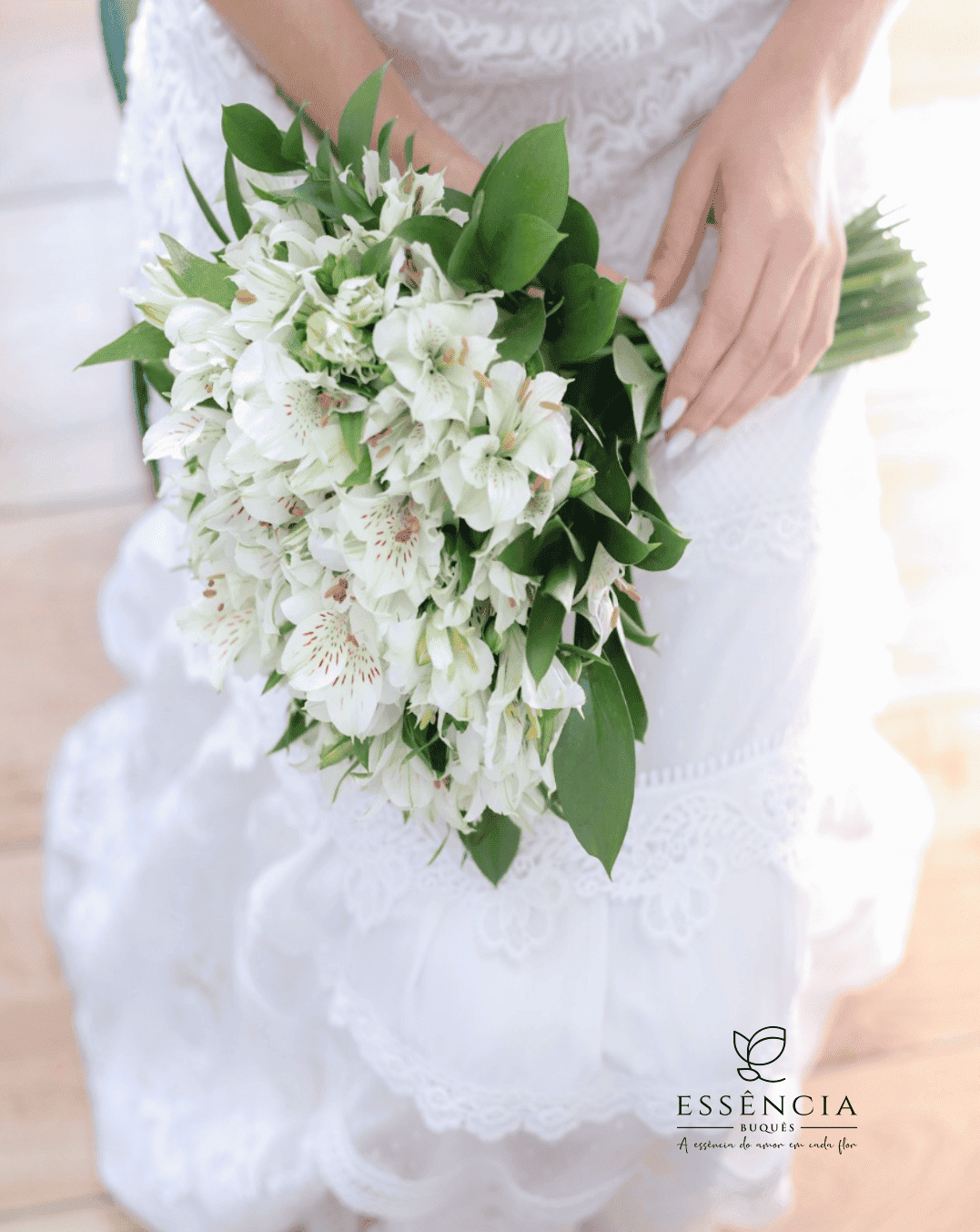 Buquê de Astromélia Branca com folhagem e fita decorativa, ideal para casamento civil.