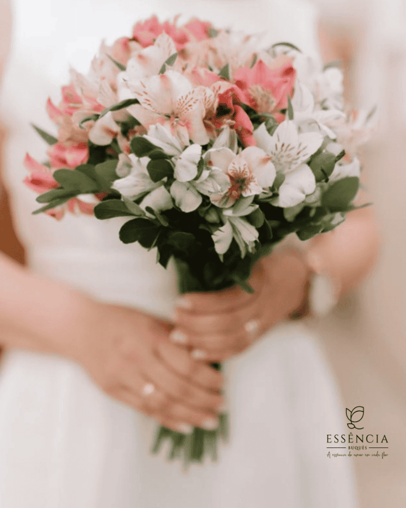 Buquê de Astromélia branca e rosa com folhagem e fita decorativa, ideal para casamento civil.