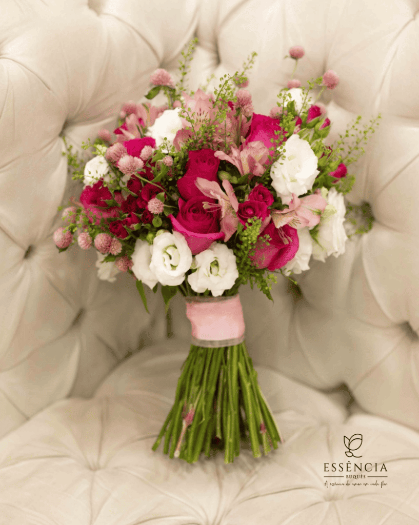 Buque de rosas variado e colorido nas cores, branco, vermelho e rosa e acompanha fita decorativa rosa.