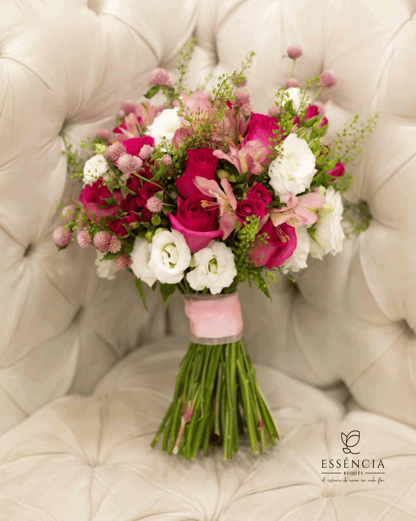 Buque de rosas variado e colorido nas cores, branco, vermelho e rosa e acompanha fita decorativa rosa.