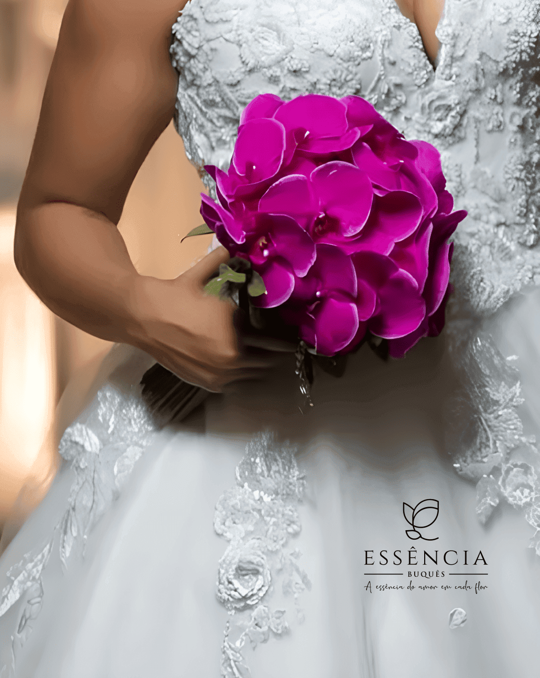 Buquê de Orquídea roxa com folhagem e fita decorativa, ideal para casamento civil.