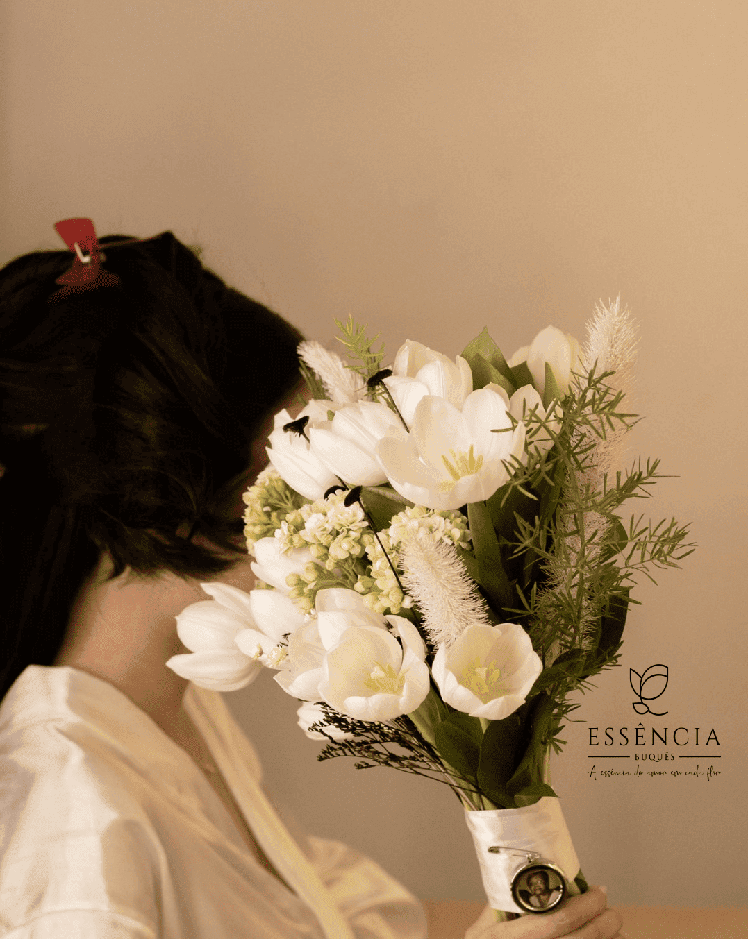 Buquê de Tulipa branca com folhagem e fita decorativa, ideal para casamento civil.