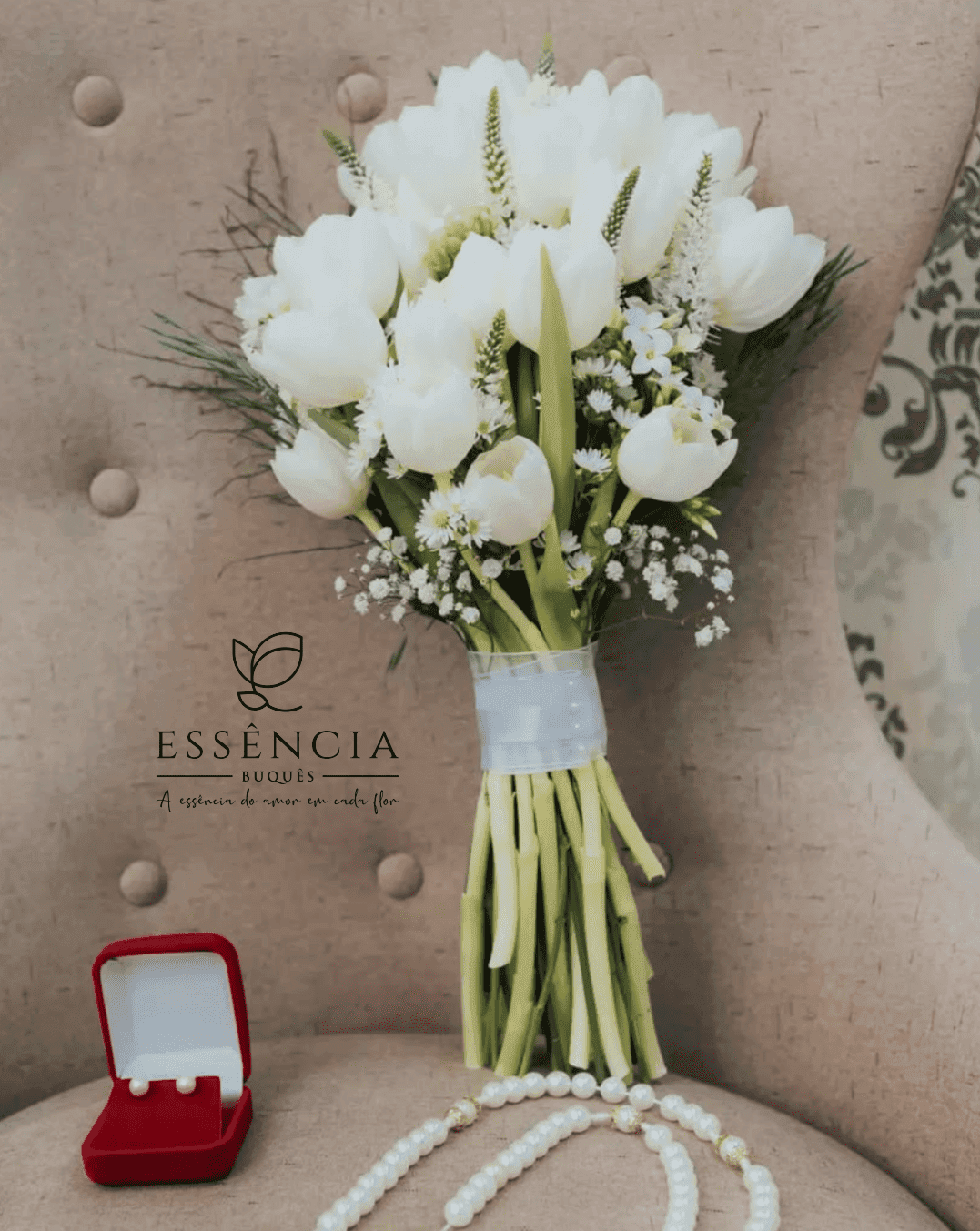 Buquê de Tulipa branca com folhagem e fita decorativa, ideal para casamento civil.