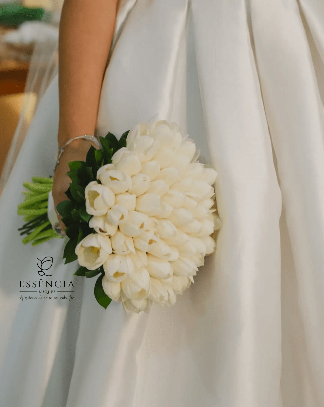 Buquê de Tulipa branca com folhagem e fita decorativa, ideal para casamento civil.