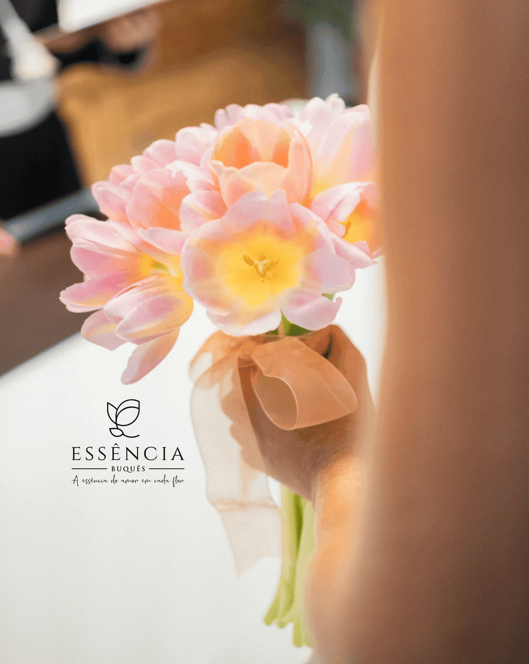 Buquê de Tulipa Rosa Claro com folhagem e fita decorativa, ideal para casamento civil.