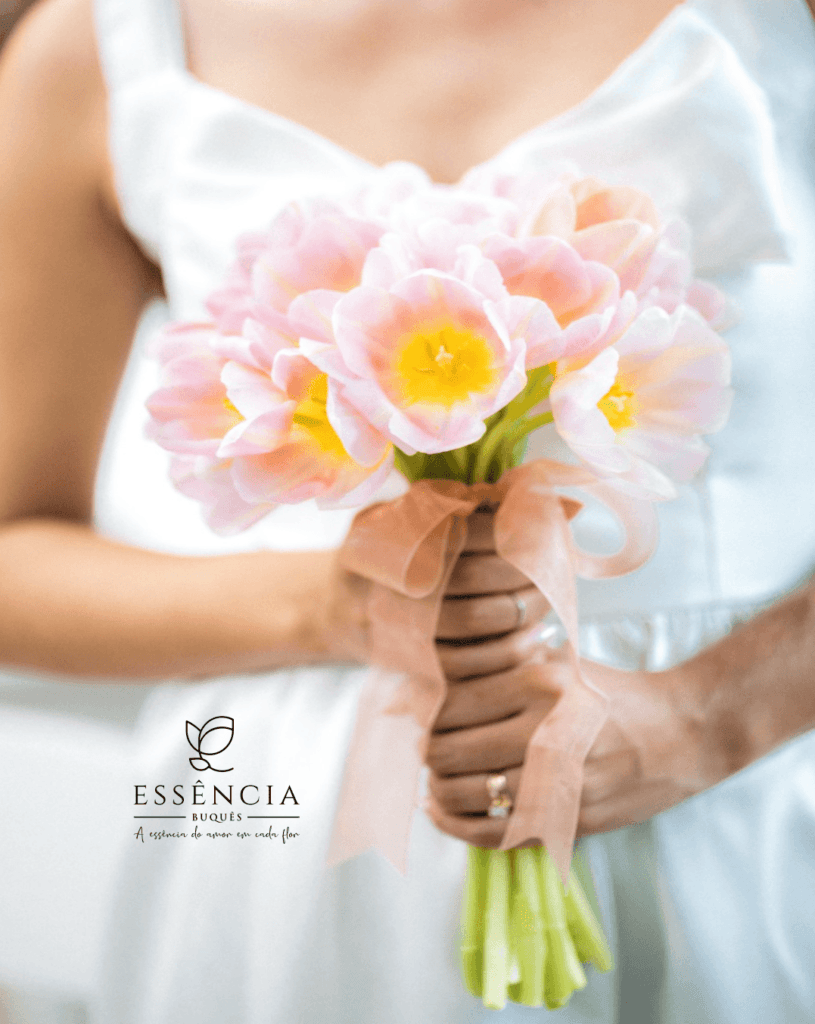 Buquê de Tulipa Rosa Claro com folhagem e fita decorativa, ideal para casamento civil.