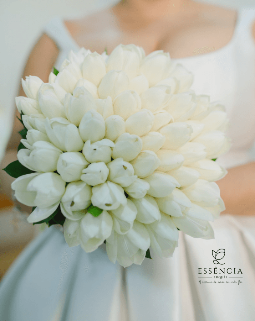 Buquê de Tulipa branca com folhagem e fita decorativa, ideal para casamento civil.