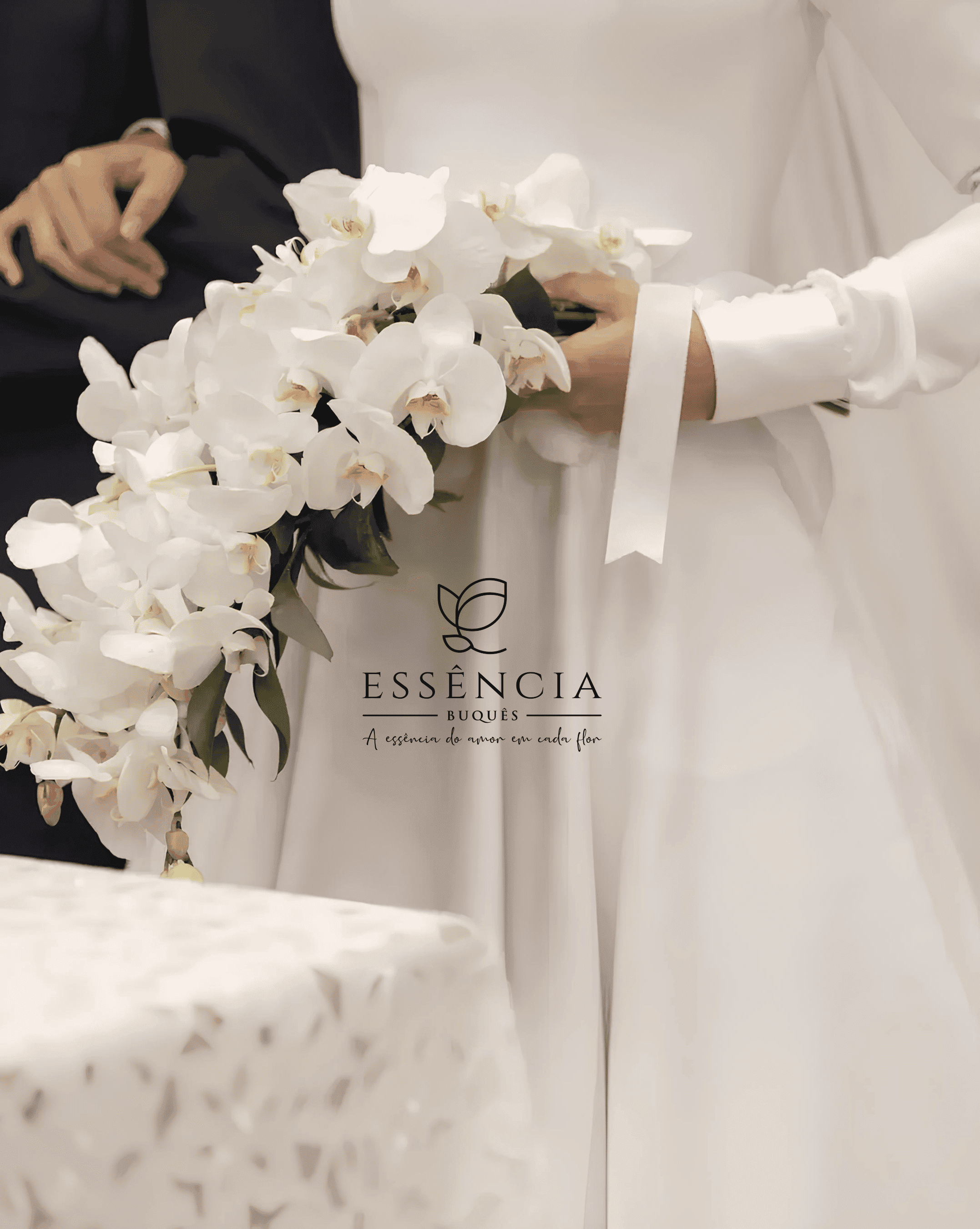 Buquê de Orquídeas Brancas em formato cascata com folhagem e fita decorativa, ideal para casamento religioso.
