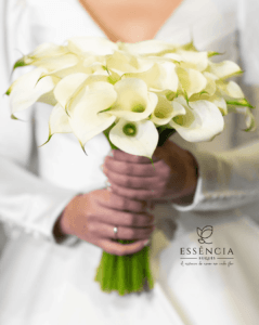 Buquê de Callas Brancas em formato circular sem folhagem e com fita decorativa, ideal para casamento religioso.