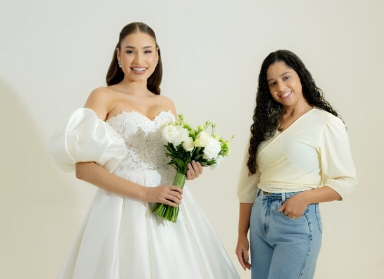 Proprietária da Essência com uma noiva