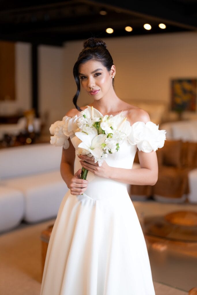 Buquê de Lírios Brancos com Antúrio Branco e Astromélia, feito pela Essência Buquês em Goiânia.