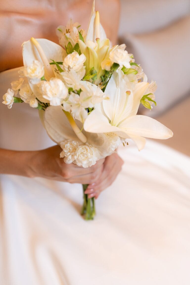 Buquê de Lírios Brancos com Antúrio Branco e Astromélia, feito pela Essência Buquês em Goiânia.