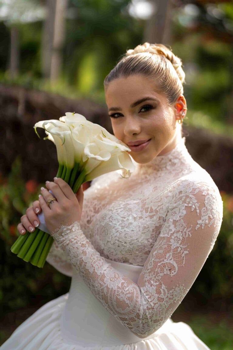 Buquê de Calla ou Copo de Leite branco em formato circular, feito pela Essência Buquês em Goiânia.